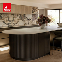 Armoire de cuisine Alland Mashup Style en placage de chêne blanc chaud avec crédence en marbre et îlot courbé cannelé laqué noir