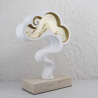 Sculpture abstraite en résine et marbre, or blanc, sculptée à la main, statue moderne de luxe avec base en travertin, ornement de table