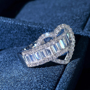 Anello a cuore scintillante per donna, gioiello da dito dolce e alla moda - Product Image 3