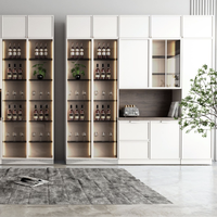 Armoire en verre style crème avec garniture dorée, grande capacité, pour suspendre les vêtements