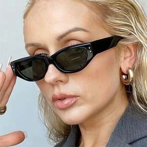 Lunettes de soleil œil de chat pour femmes, monture petite, style rétro punk avec rivets, protection UV400, personnalisables avec logo, vente en gros - Product Image 1