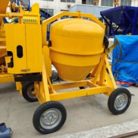 Mini bétonnière remorquable à prix direct usine avec trémie hydraulique auto-chargeante pour la construction