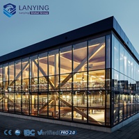 Bâtiment commercial en structure acier sur mesure avec mur-rideau en verre, systèmes de toiture et de panneaux muraux
