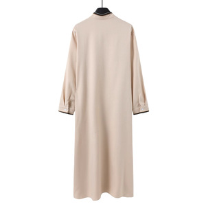 Abito Lungo da Uomo Ricamato Kaftan Thobe Casual con Collo a V e Maniche a Pipistrello, Abbigliamento Islamico da Uomo alla Moda per <span class=keywords><strong>la</strong></span> Giornata Nazionale - Product Image 4