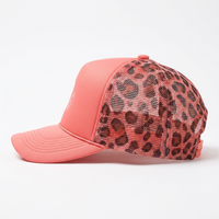Gorra de béisbol snapback de 5 paneles con logo de parche de goma personalizado, espalda de malla con estampado de leopardo de dos tonos, corona alta y visera curva