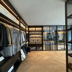 Armario Moderno de Madera BALOM <span class=keywords><strong>con</strong></span> Estantes Ajustables, Cajones y Contenedores de <span class=keywords><strong>Tela</strong></span> para Almacenamiento, Maximiza el Espacio - Product Image 1