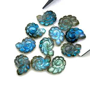 Perles de coquillage sculptées en labradorite flashy, pierre précieuse en forme de coquille d'escargot sculptée à la main - Product Image 2