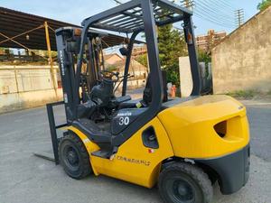 Chariot élévateur diesel Komatsu FD30 de 3 tonnes d'occasion, performant et bien entretenu, chariot élévateur contrepoids pour opérations en entrepôt - Product Image 3