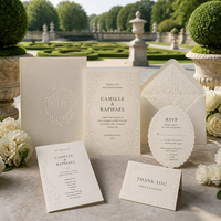 Invitation de mariage gaufrée à la main avec couronne de lauriers, style français pour jardin, papier fantaisie, élégant, raffiné, artisanat personnalisé