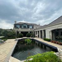 Véranda triangulaire en verre trempé en alliage d'aluminium sur mesure avec design européen pour usage extérieur en villa