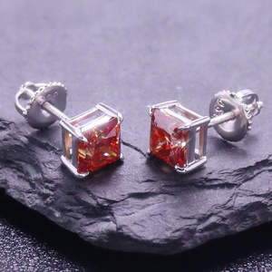 Pendientes de cuarzo con corte princesa cuadrado, chapados en oro y plata, con tachuelas rojas - Product Image 5