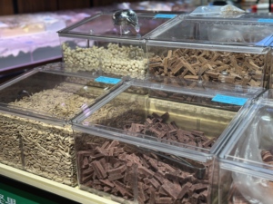 Hộp đựng kín khí đựng kẹo, hạt, trái cây, thực phẩm khô bằng nhựa, dung tích lớn, kèm muỗng xúc thực phẩm - Product Image 5