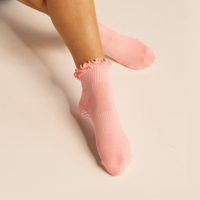 Chaussettes antidérapantes pour femmes, avec logo personnalisé, rose uni, pour Pilates, avec bord côtelé à volants, pour studio de yoga et entraînement