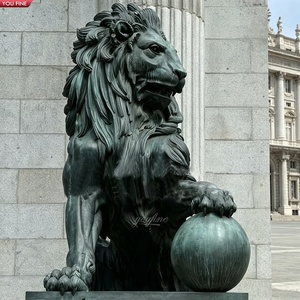 YOUFINE Scultura di Leone Seduto in Bronzo Antico Verde, Statua di Leone Guardiano con Una Zampa sul Globo per Edifici Governativi - Product Image 1