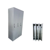Armoire de rangement de laboratoire en acier à trois portes, adaptée aux salles blanches ; dotée d'un rail de suspension et d'étagères à l'intérieur.