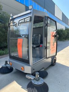 Новая недорогая самоходная уличная электрическая подметальная машина с шириной уборки 1,9 м, аккумулятором 48В 100Ач и мощностью 1500Вт - Product Image 5