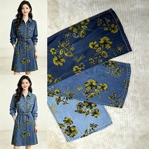 Tela vaquera 100% Lyocell de 4.5oz y 175cm de ancho, estampada con descarga de color, para pantalones de pierna ancha, vestidos y blusas de mujer. - Product Image 2