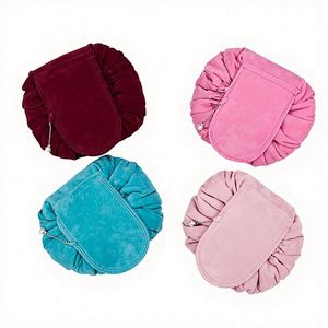 Venta al por mayor de fábrica: Bolsa de cosméticos portátil MY4387 de terciopelo personalizada con cremallera y patrón de letras, a la moda, para maquillaje. - Product Image 1