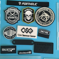 Étiquettes en caoutchouc 3D personnalisées de luxe écologiques avec logo en relief à coudre, patchs en PVC souple en gros, aimants pour vêtements