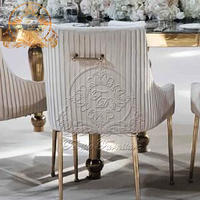 Chaise de salle à manger en velours rembourrée durable avec dossier et poignée dorée moderne de luxe pour hôtel, restaurant, table à manger