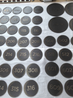 Plaques de porte en aluminium gravées avec précision par CNC |   Signalétique de bâtiment personnalisée en gros et plaques de numéros de porte architecturales