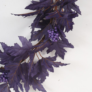 Guirlandes artificielles d'érable violet simulées pour Halloween avec décorations de baies, pour créer une ambiance de bar ou de salle d'évasion - Product Image 1