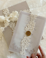 Invitation de mariage vintage avec applique florale en dentelle, impression personnalisée, carte d'invitation en vélin avec sceau de cire pour les invités de mariage