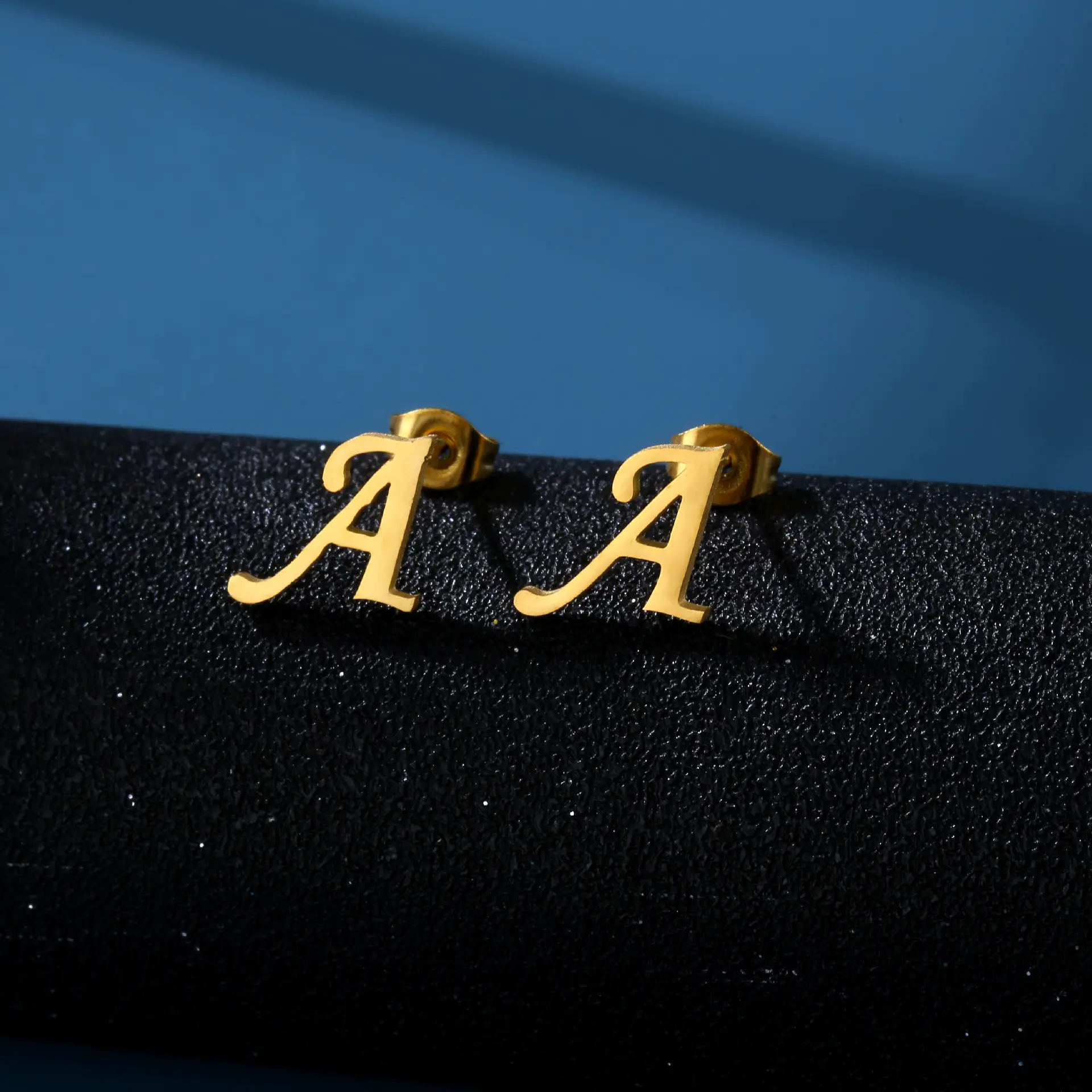 Top vendita alla moda oro placcato alfabeto orecchini Dainty Custom 26 lettere orecchini in acciaio inox per le donne