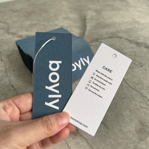 ป้ายแขวนเสื้อผ้าทำจากกระดาษเนื้อผ้าฝ้ายแบบกำหนดเอง - ป้ายเสื้อผ้าแบบนูน/พิมพ์พร้อมเชือกสำหรับเสื้อผ้าและรองเท้า - Product Image 2