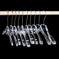 Cintres en acrylique transparent avec épaules larges, bords arrondis et crochets métalliques pour manteaux, robes et magasins de détail