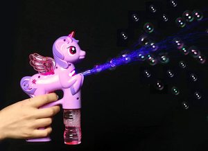 Pistola de Burbujas Unicornio con Luz y Sonido y Botellas de Solución para Burbujas, Juguete Divertido para Niños, Juego al Aire Libre, Regalo de Verano para Niñas y Niños - Product Image 6