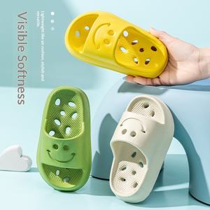 Tongs d'été pour enfants garçons et filles, antidérapantes, design ajouré, évacuation de l'eau, anti-odeur, durables, pantoufles d'intérieur à la cheville - Product Image 2