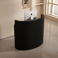 Bureau de réception compact et tendance en bois massif, écologique, durable, luxueux et incurvé pour salon de beauté, magasin de vêtements, petit bar tendance