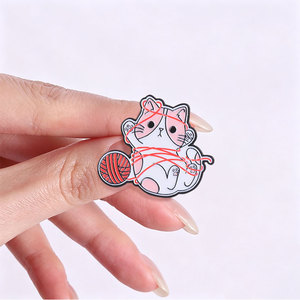 Schattige kat die met rood garen speelt, emaille pin, cartoon kitten broche voor rugzakdecoratie - Product Image 2