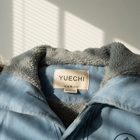 Blouson Bomber Unisexe Personnalisé en Toile Bleue Délavée à l'Acide, Coupe Oversize, avec Grande Capuche en Fausse Fourrure, Doublure Sherpa, Motif Lettres, Multi-automne