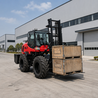 Chariot élévateur tout-terrain robuste 4x4 avec gros pneus pour terrain boueux et chantier agricole