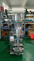 Machine d'ensachage verticale automatique à commande PLC, entraînée par un moteur, adaptée au remplissage de poudres chimiques