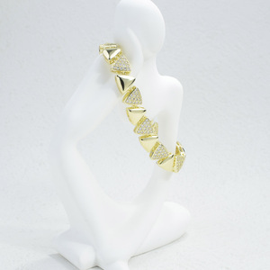 Bracciale Tennis Hawaiano Personalizzato da 18 cm in Oro 14k, con Zirconia Cubica Triangolare, per Donna e Uomo - Product Image 6