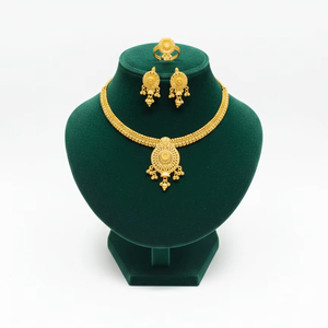 Collier sautoir plaqué or 24 carats, collier statement avec chaîne pour rehausser les collections de bijoux contemporains - Product Image 1