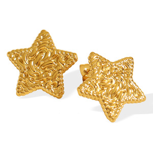 Boucles d'oreilles étoile dorées, design texturé plissé, bijoux tendance pour femmes - Product Image 5
