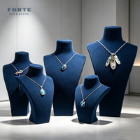 FORTE Présentoir Buste pour Colliers en Microfibre, Personnalisable avec Étiquette, Plusieurs Tailles, Ivoire, Vente en Gros