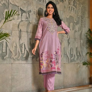 ชุดคุर्ตาผ้าไหมคาริและฟูล พร้อมผ้าคลุมไหล่ ดีไซน์หรูหราสำหรับผู้หญิง ตกแต่งด้วยลายปักมือเรชม ลายดอกไม้สีลาเวนเดอร์ ซารี - Product Image 1