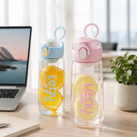 Bouteille d'eau en plastique de haute qualité avec filtre à thé et fruits, échelle de mesure, couvercle à bouton-poussoir pour la salle de sport et l'entraînement