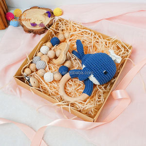 Set de Regalo <span class=keywords><strong>Personalizado</strong></span> para Bebé Recién Nacido, Mordedor y Sonajero de <span class=keywords><strong>Madera</strong></span> Orgánica con Diseño de Ballena Tejida a Crochet - Product Image 2
