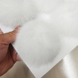Nouvelles idées de produits 2023 : Pompons en <span class=keywords><strong>fourrure</strong></span> de <span class=keywords><strong>renard</strong></span> pour la fabrication de <span class=keywords><strong>porte</strong></span>-clés pour filles, utilisation sur vêtements, couleur personnalisée, service OEM - Product Image 2