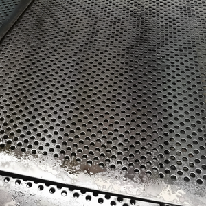 แผ่นโลหะอะลูมิเนียมแบบเจาะรูเคลือบผงเหล็ก ทนทานต่อการกัดกร่อน ใช้ตกแต่งสำหรับบันได ฉากกั้นภายใน - Product Image 1