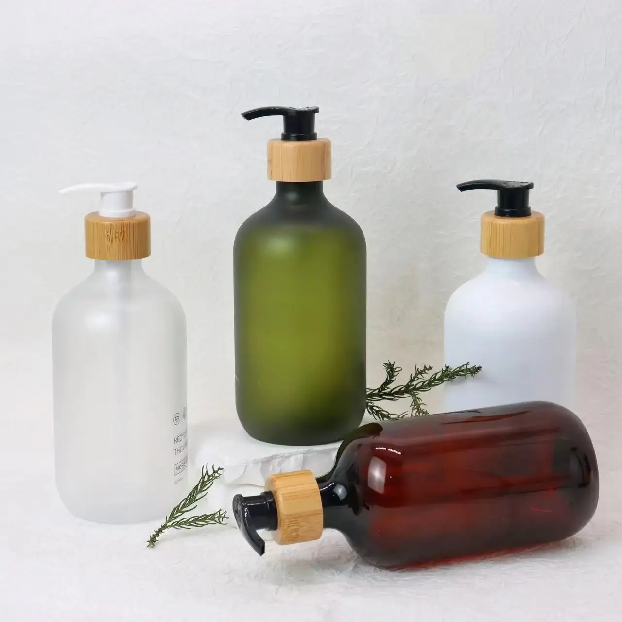 Bouteille à pompe Boston en plastique de 300ml 500ml bouteille de shampoing PET clair vert ambre avec bouchon de pompe en bambou vente en gros