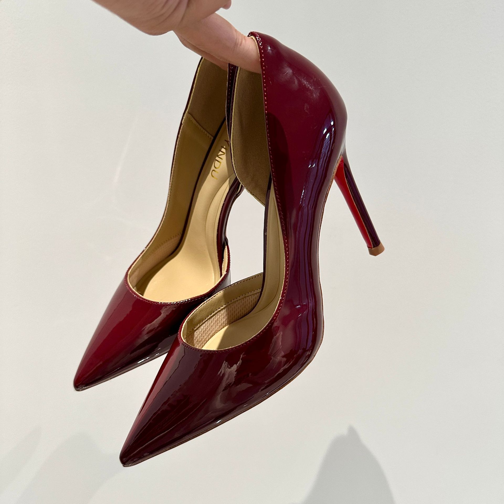Base de 6 cm, bordeaux et rouge abricot avec découpe latérale.