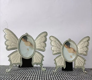 Cadre photo original papillon incrusté de diamants couleur perle blanche argentée, en promotion à prix réduit - Product Image 3
