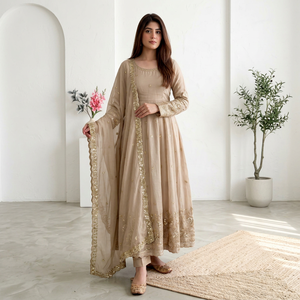 Ensemble Anarkali en rayonne brodée beige avec dupatta en tulle, tenue de mariage traditionnelle indienne et pakistanaise longue jusqu'au sol pour femme, coupe ample - Product Image 1